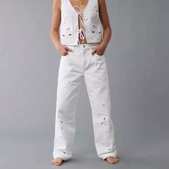 American Eagle Outfitters Pants - American Eagle Outfitters White Eyelet pants 8 short